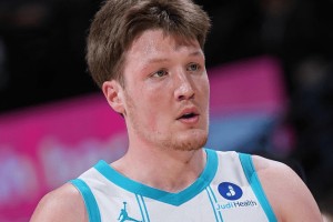 30分+32分+33分！联盟第3！克神刷爆NBA纪录，最佳新秀又有悬念了